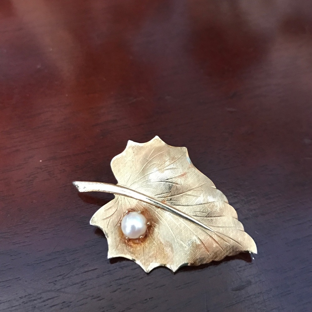 Pretty Gold (color) Leaf Pendant
