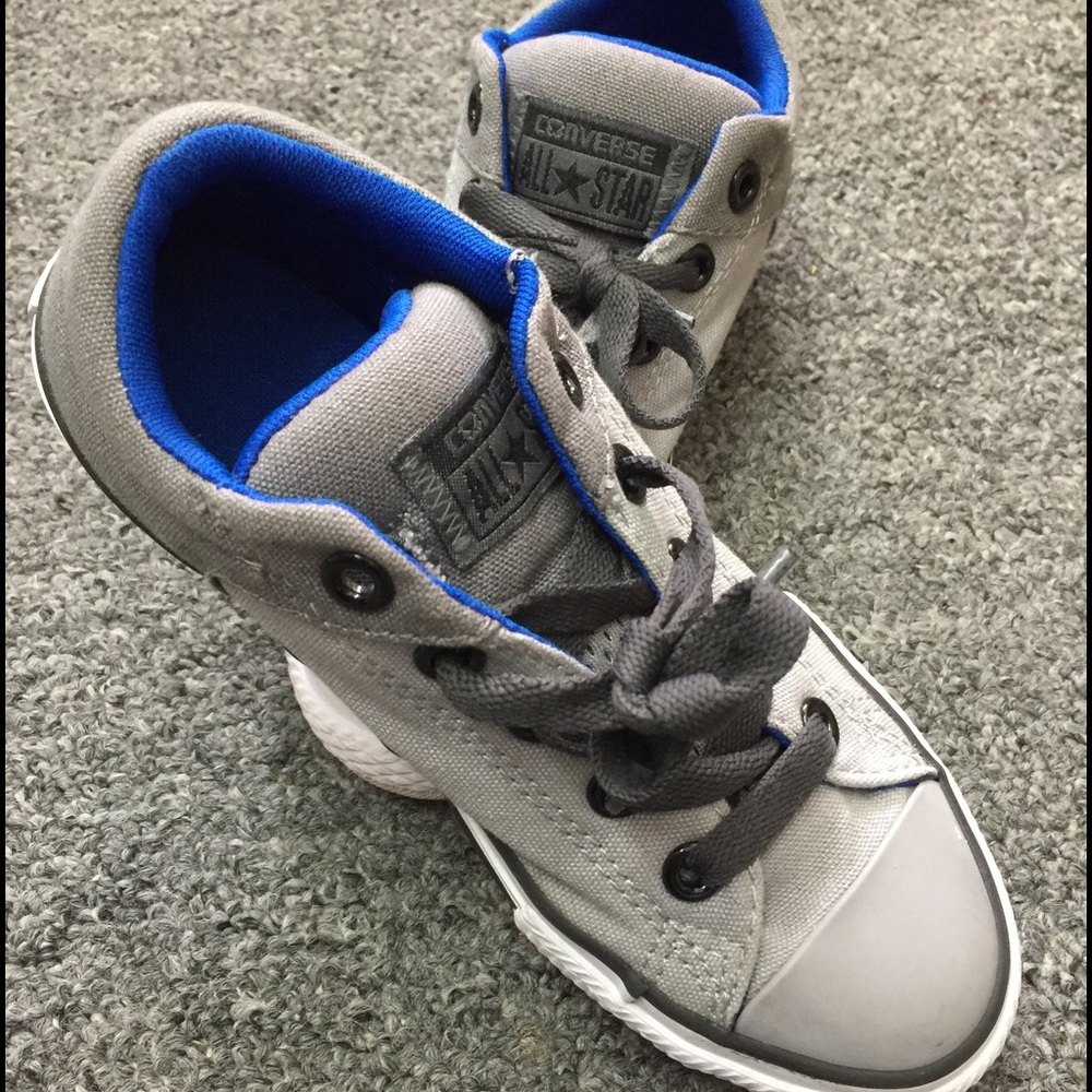 Boy's gray and blue converses