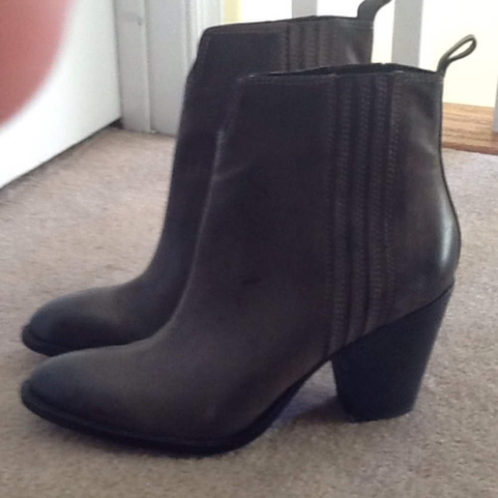 NWT dark gray leather Boutique 9 booties