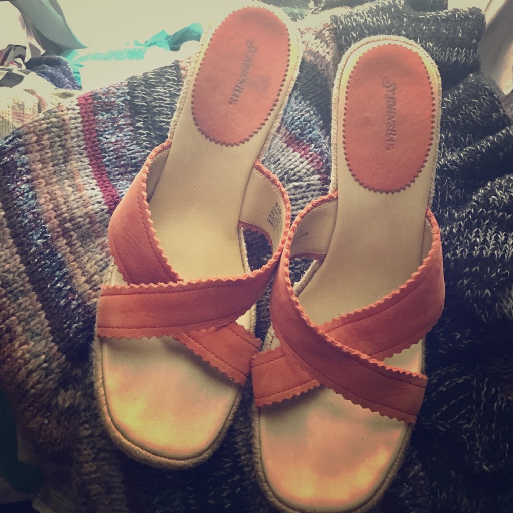 ❤️Adorable Coral Wedge Sandals ❤️