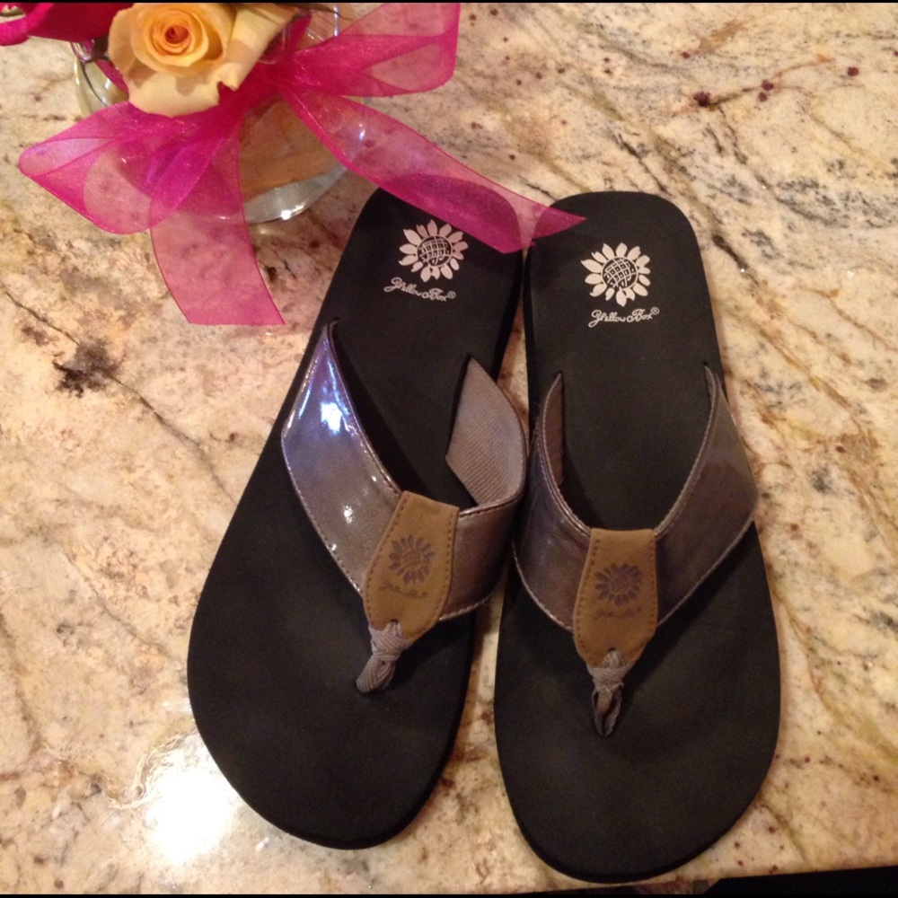 yellow box silver flip flops 💗