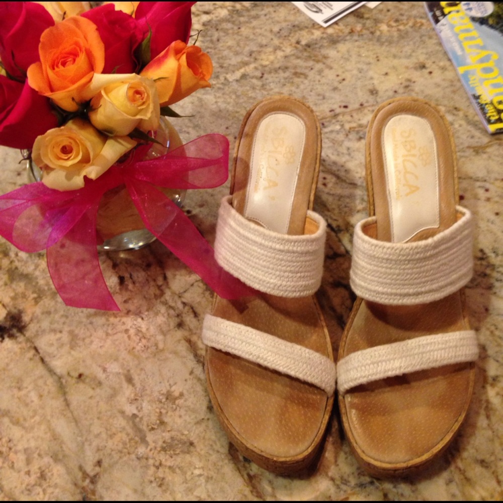 sbicca white and tan wedges💗
