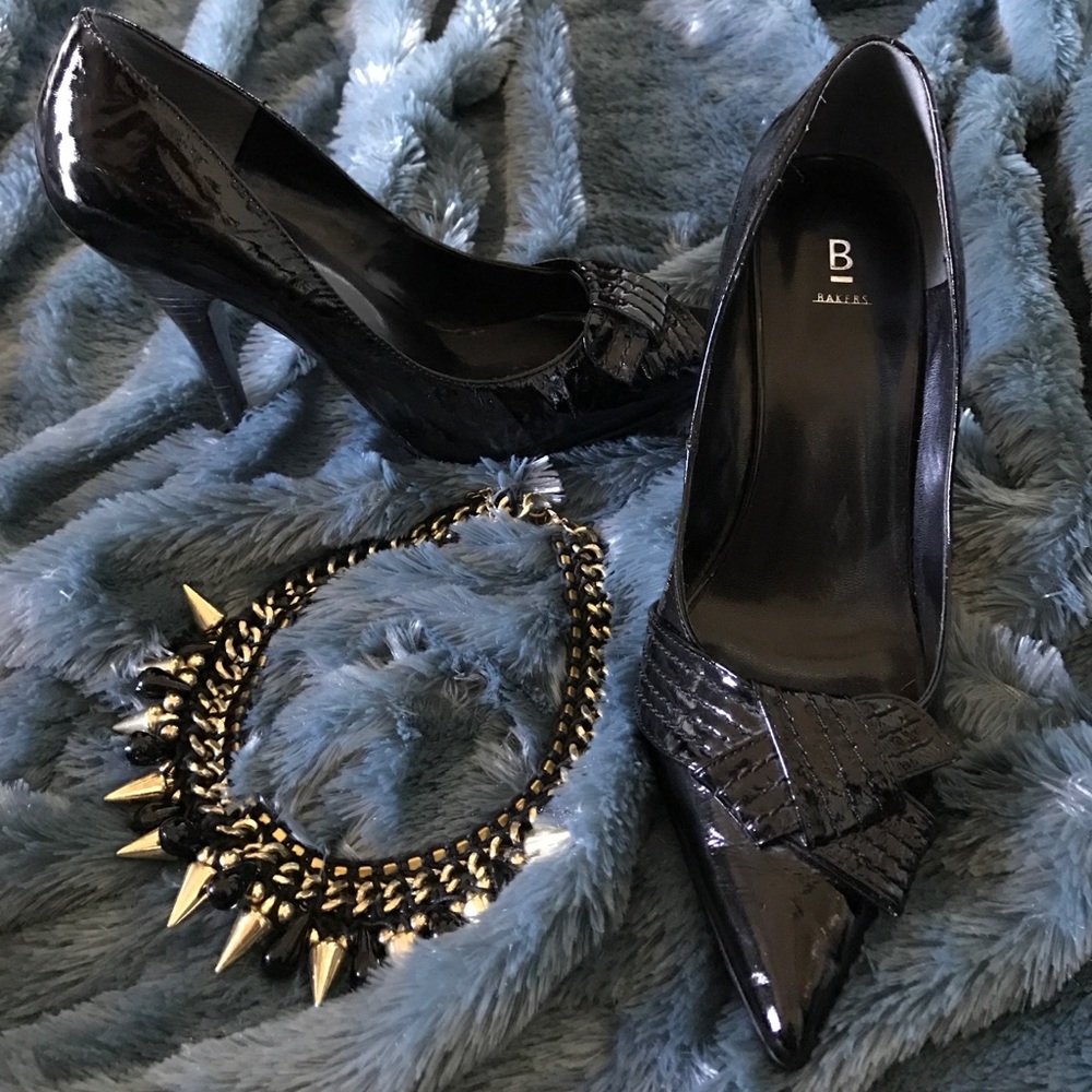 Black patent leather pointy toe pumps w/tie detail