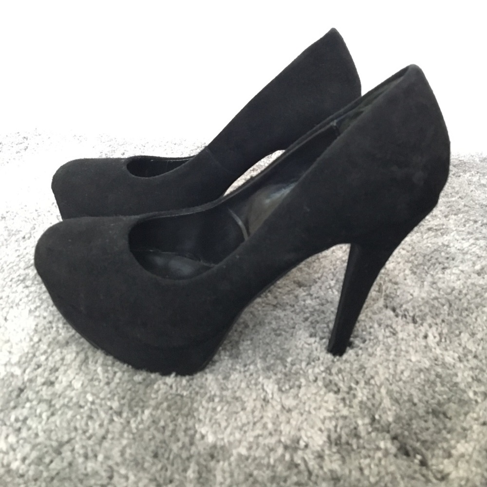 Black suede pump stilettos size 8 almost new