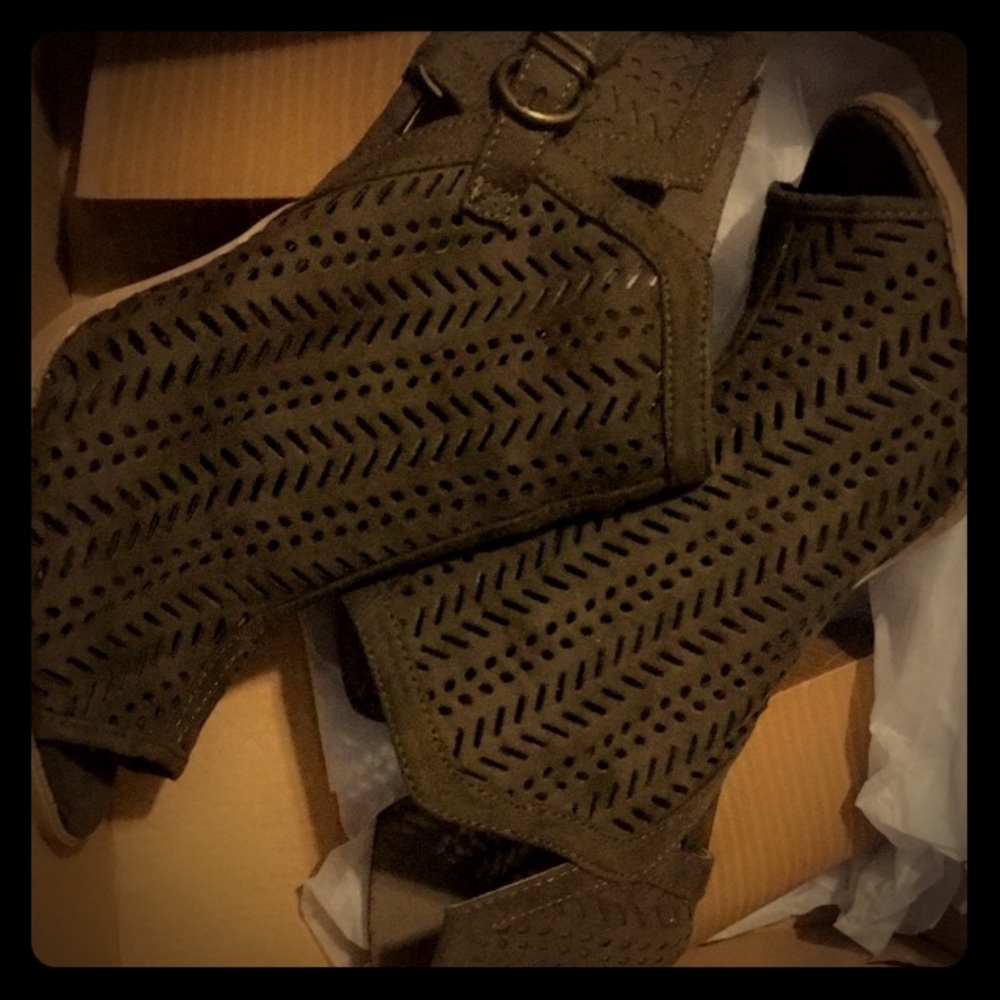 Olive green heals
