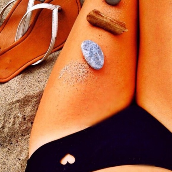 Heart shaped cutout bikini bottom🖤 - Picture 3 of 6