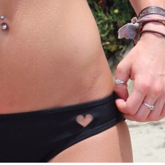Heart shaped cutout bikini bottom🖤 - Picture 4 of 6