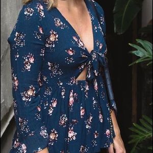 American Eagle tie knot top