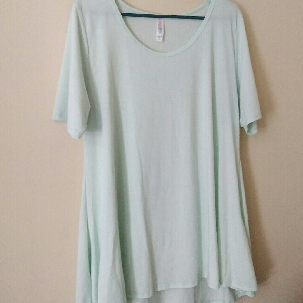 Like NEW Lularoe Perfect Tee in MINT