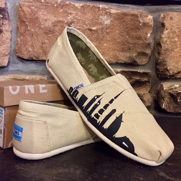 Dubai Skyline custom hand painted TOMS - Picture 2 of 3