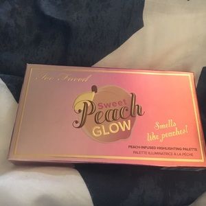 Too Faced sweet peach glow highlighting palette