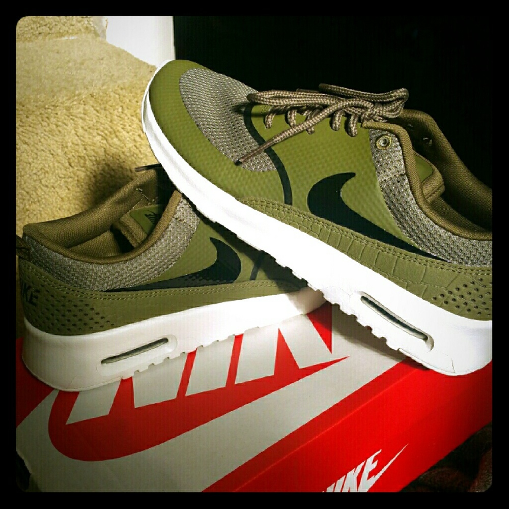 Hunter green nikes
