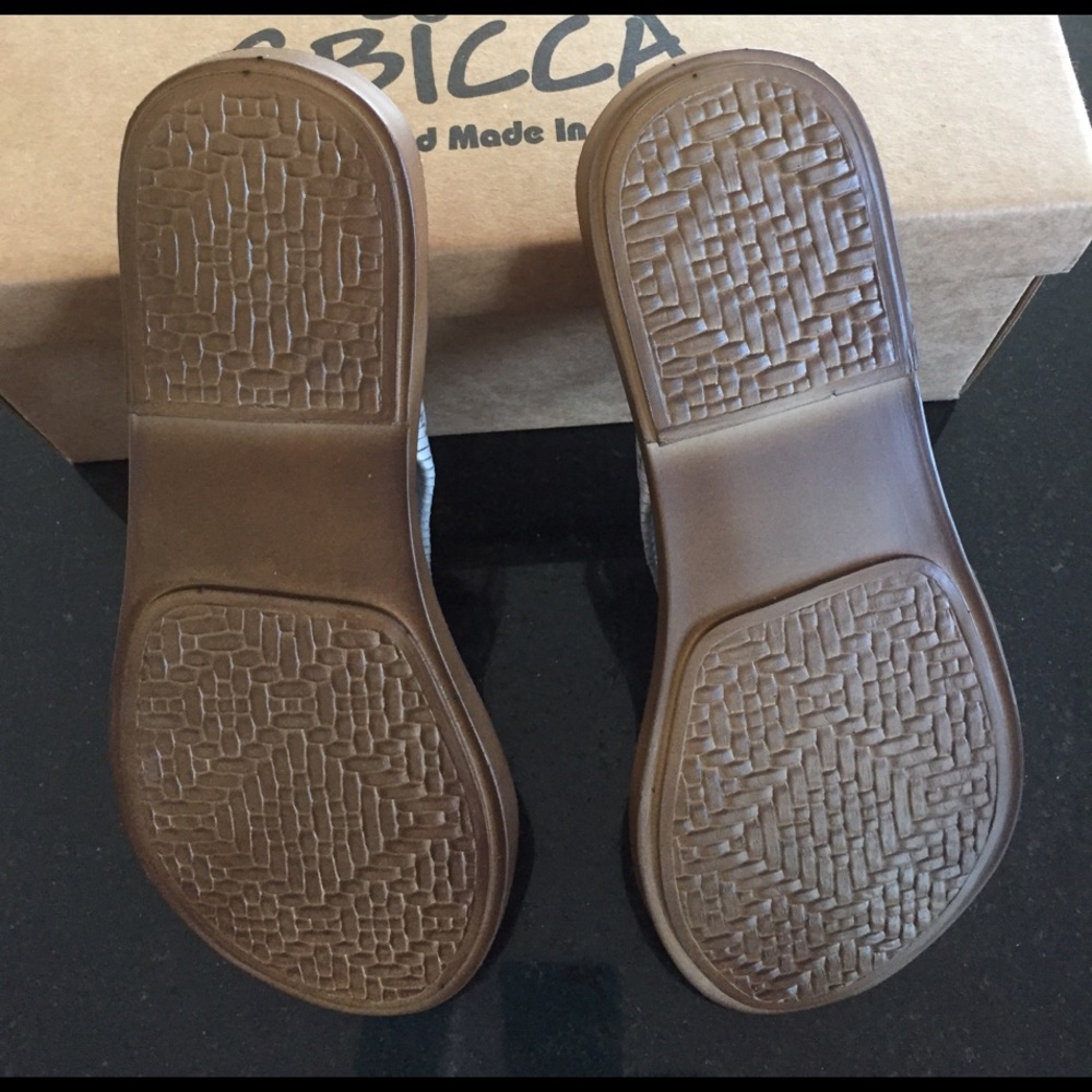 Sbicca flip flops - Picture 2 of 3