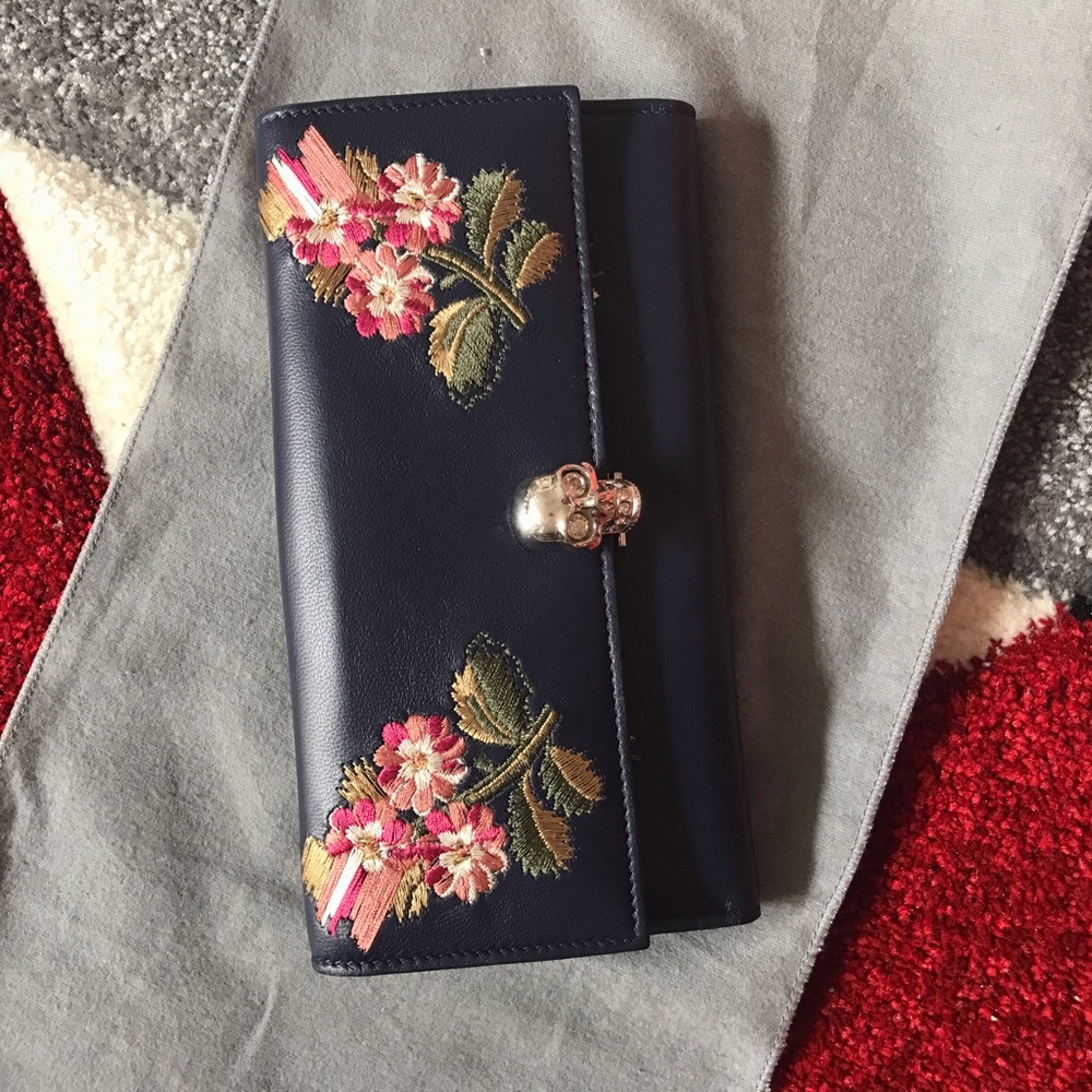 NEW Alexander McQueen Skull embroidered wallet