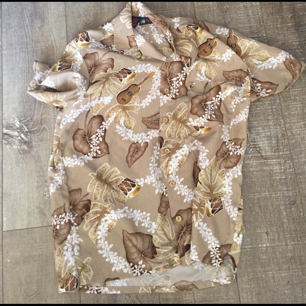 Hawaiian shirt. Real wood buttons