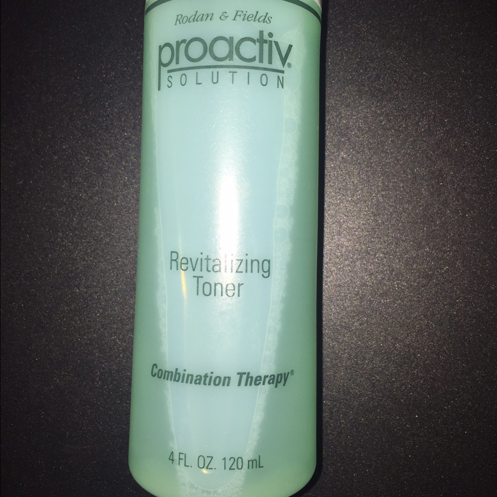 NWOT proactive solution (Revitalizing toner) 4 oz
