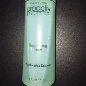 NWOT proactive solution (Revitalizing toner) 4 oz