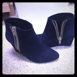 Free People size 8
Distressed navy wedge booties