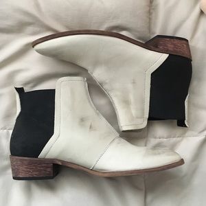 ✨Offers Welcome!✨ Free People western Chelsea boot