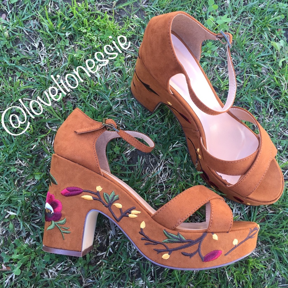 •LAST PAIR•Floral Embroidered Platform Sandals - Picture 2 of 8