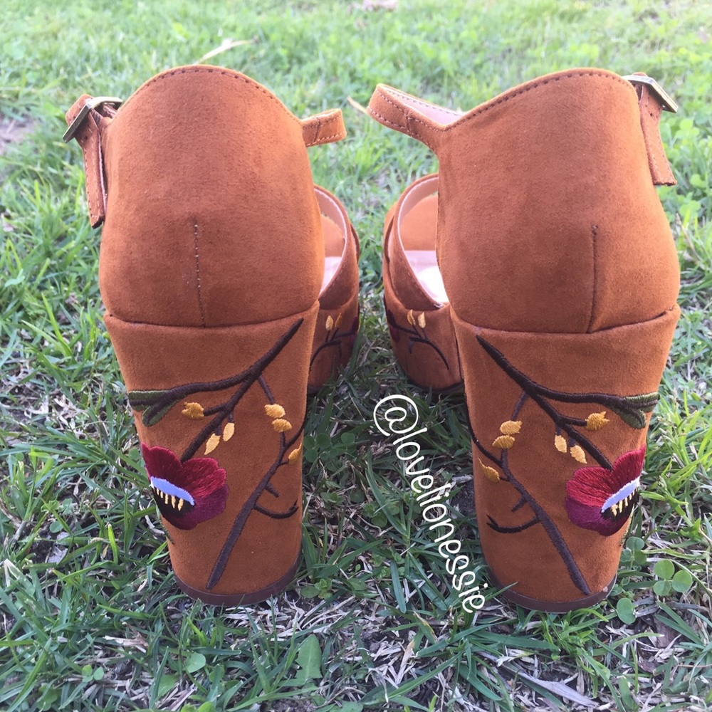 •LAST PAIR•Floral Embroidered Platform Sandals - Picture 4 of 8