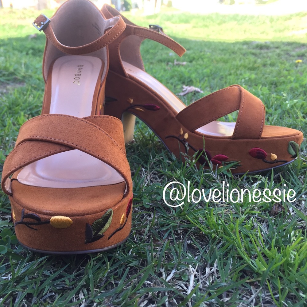 •LAST PAIR•Floral Embroidered Platform Sandals - Picture 5 of 8