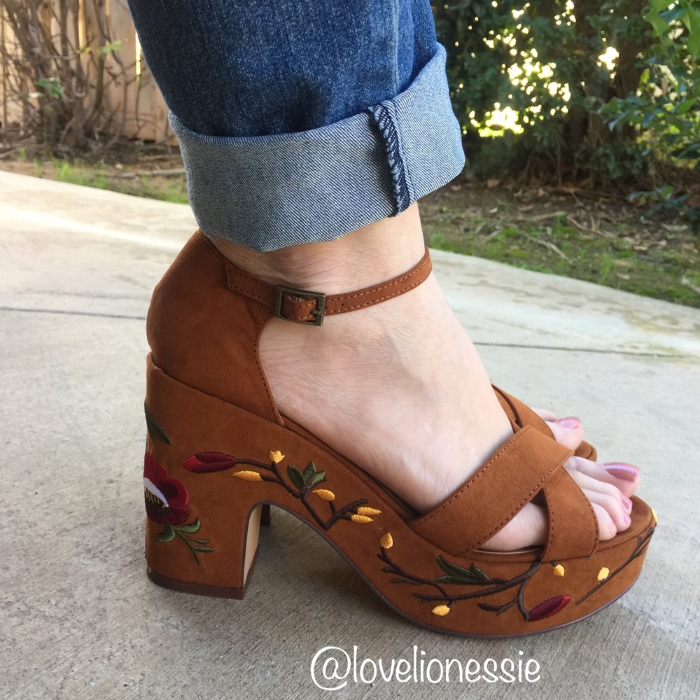 •LAST PAIR•Floral Embroidered Platform Sandals - Picture 8 of 8