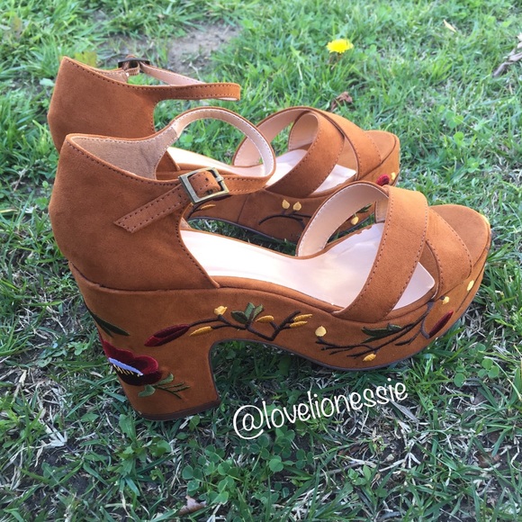 •LAST PAIR•Floral Embroidered Platform Sandals - Picture 3 of 8