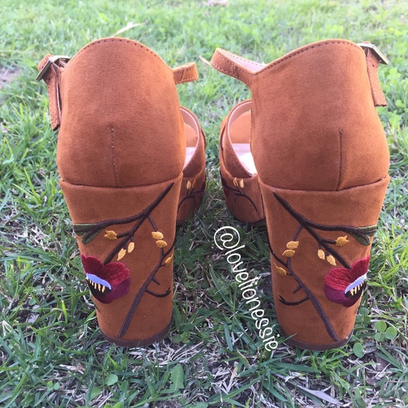 •LAST PAIR•Floral Embroidered Platform Sandals - Picture 4 of 8