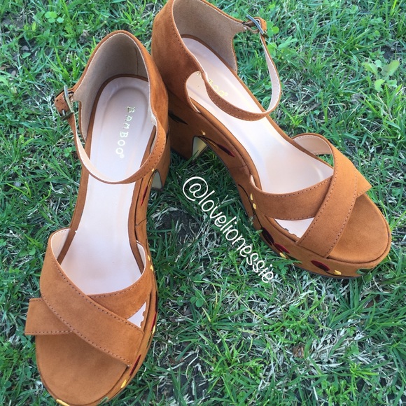 •LAST PAIR•Floral Embroidered Platform Sandals - Picture 7 of 8