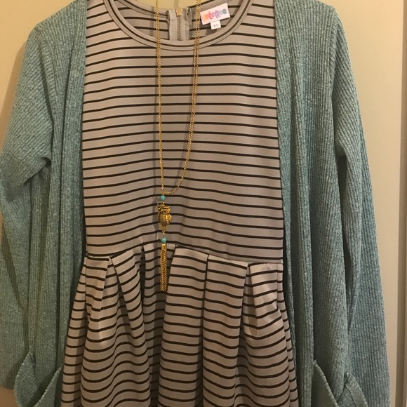 โSOLDโโญ๏ธ PRICE DROP NWT XS LuLaRoe Amelia - Picture 2 of 5