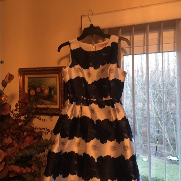 Dress - Picture 1 of 4