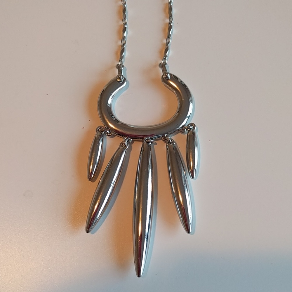 Silver pendant necklace