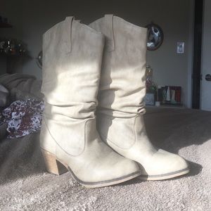 on hold ✋🏽 cute boots