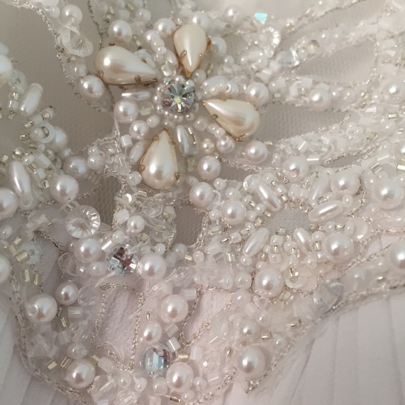 Wedding dress - Picture 2 of 5