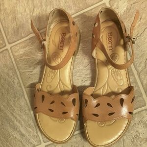 Beautiful comfy Born sandals