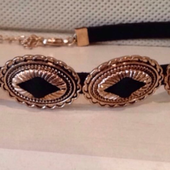 NWOT Gold Medallion Choker - Picture 2 of 2