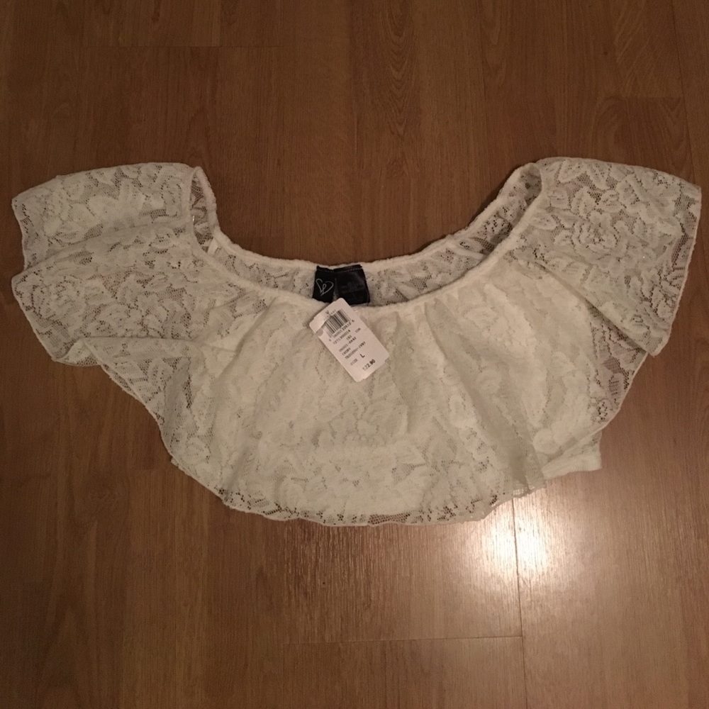 NWTadorable Windsor lace off the shoulder crop top