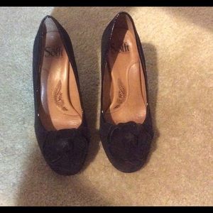 Black suede.   Comfortable sole.