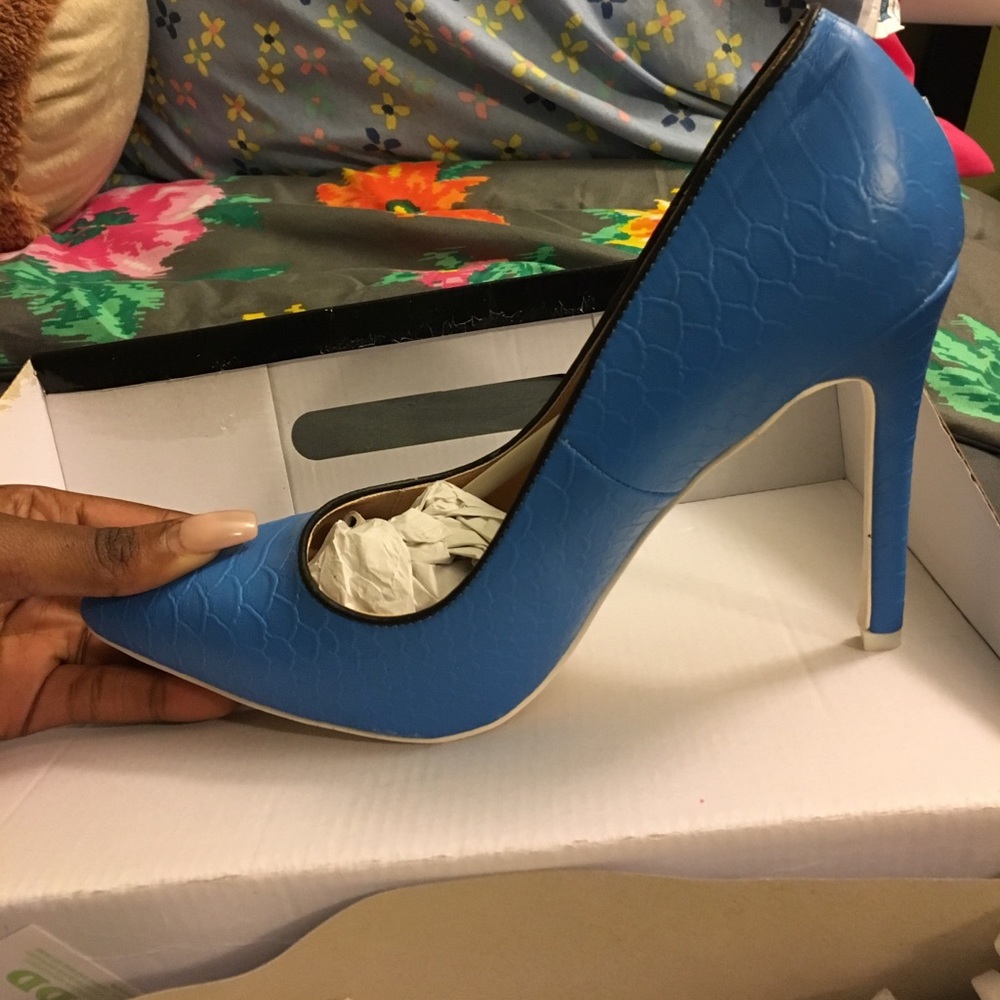 Blue pumps