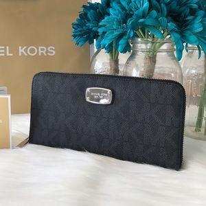 🆕 Michael Kors Wallet Travel Black Zip Around