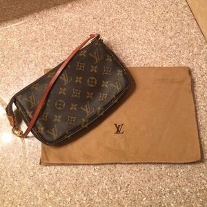 Authentic Louis Vuitton monogram pochette ❗️❗️