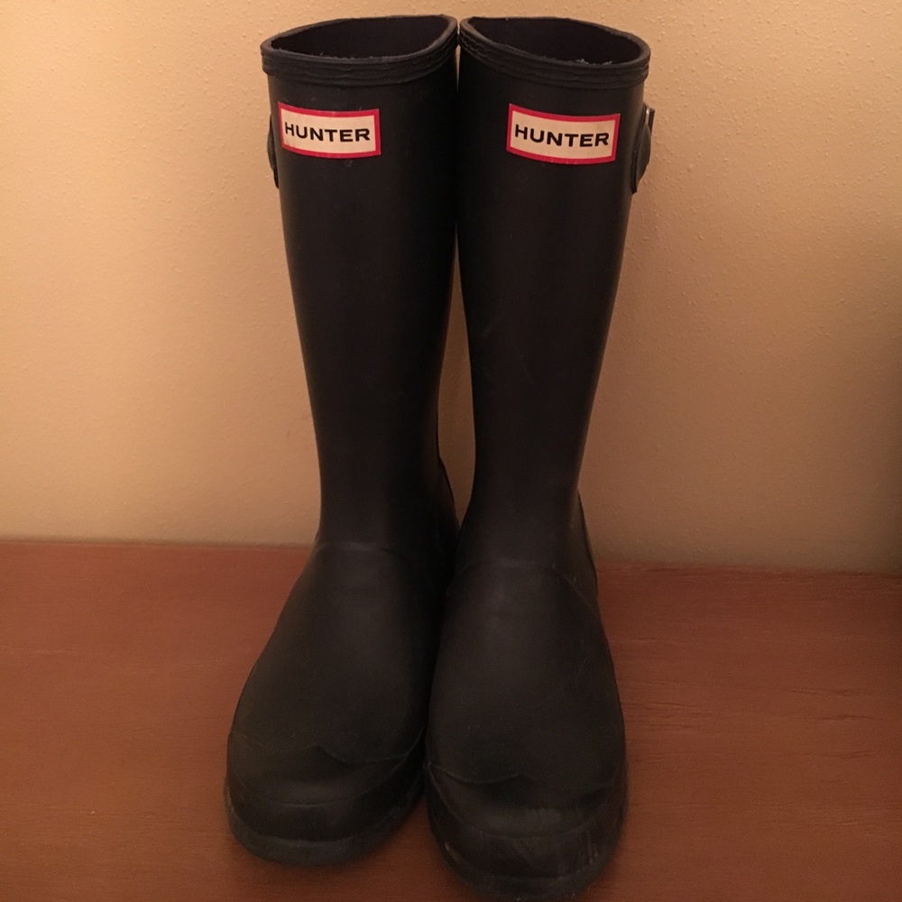 Navy blue kid's Hunter rain boots!