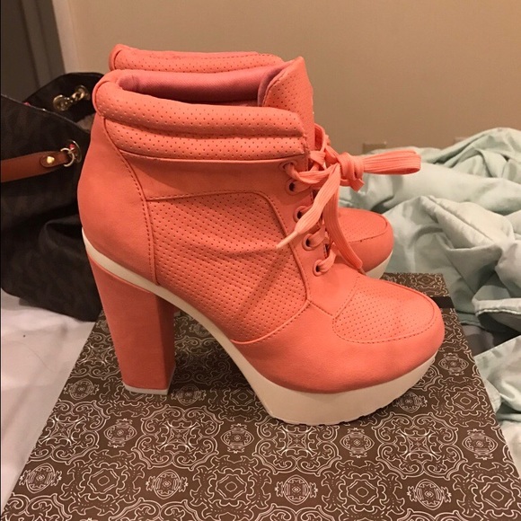 Pink lace up high top sneakers size 6.5 - Picture 3 of 3