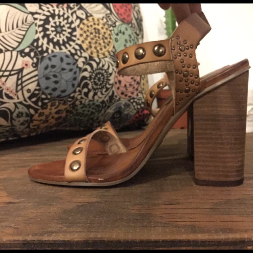 We who see chunky heel sandal