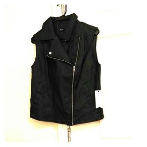 Black sleeveless vest jacket