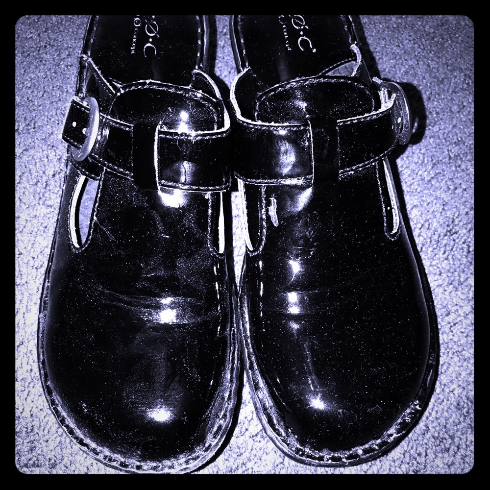 SOLD Born clogs
