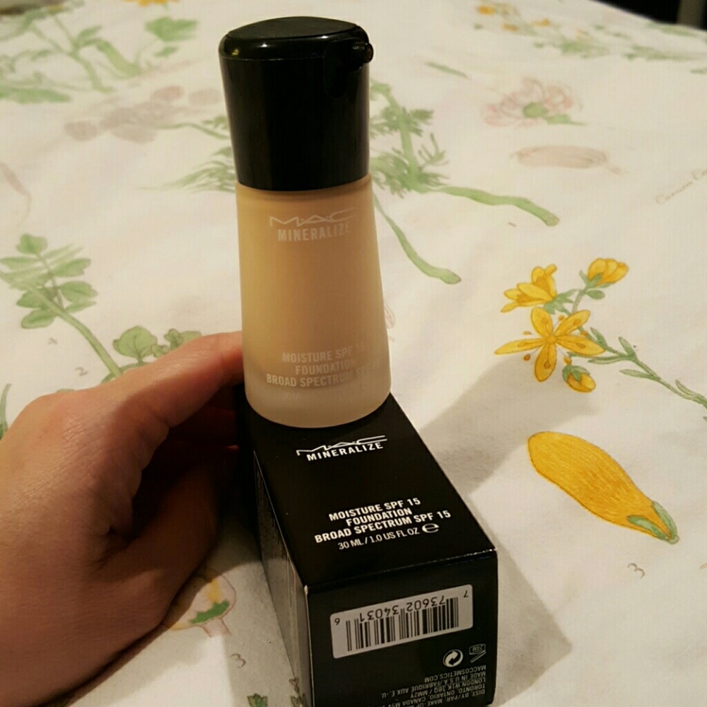 MAC Mineralized moisture SPF 15 Foundation