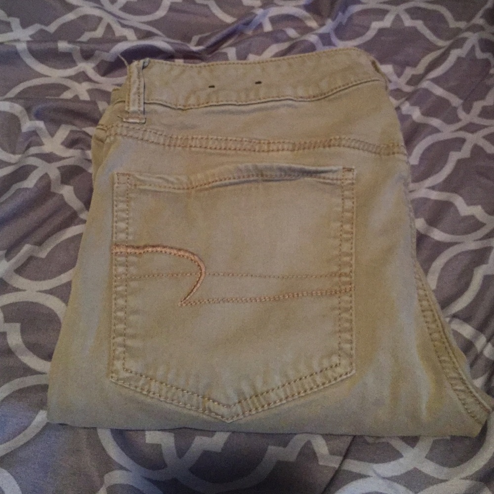 American Eagle Size 6 Short Khakis