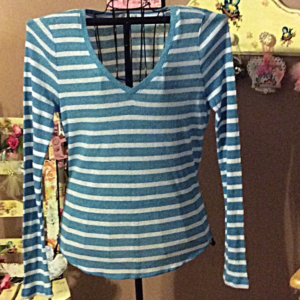Aero v- neck striped top NWOT 👚👚